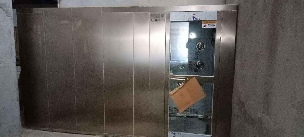 上海風(fēng)淋室卷簾門(mén)如何安裝