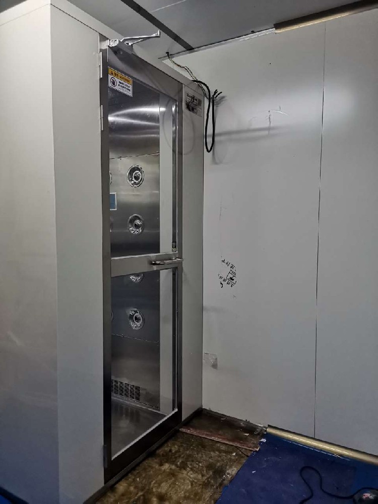 上海風(fēng)淋室廠家供應(yīng)商教您輕松解決風(fēng)淋室通電不吹風(fēng)